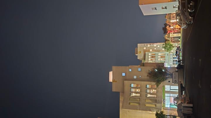 떠들썩함과 평온함이 공존하는 곳